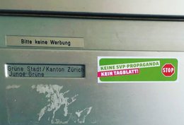 Die Grünen verteilen Anti-«Tagblatt»-Kleber