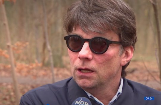 «Da bin ich natürlich auch ein bisschen erschrocken über mich selber», sagt Ballettdirektor Marco Goecke. (Bild Screenshot NDR Niedersachsen)