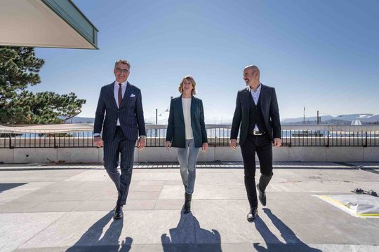 Fast wie Cannes: ZFF-Direktor Christian Jungen, Spoundation-Geschäftsführerin Elke Mayer und Kongresshaus-CEO Roger Büchel auf der neuen Festival-Terrasse....   (Bild: ZFF)