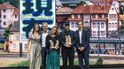 Kampagne des Jahres: Moderatorin Bigna Silberschmidt, Christian Brändle, Direktor des Museums für Gestaltung, und das Team von Office for Typography mit Creative Director Chi-Long Trieu sowe APG-CEO Markus Ehrle...    (Bild: AWS/zVg)