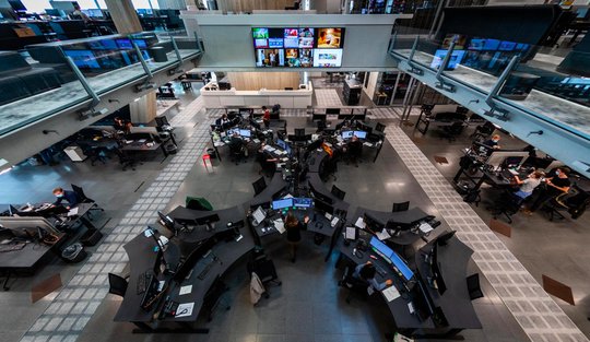 Anstelle der drei Sendungsleitenden von «Schweiz aktuell», «Tagesschau» und «10 vor 10» wird es neu eine einzige Koordinatorin geben: Blick in den neuen Newsroom von SRF. (Bild © SRF/Oscar Alessio)