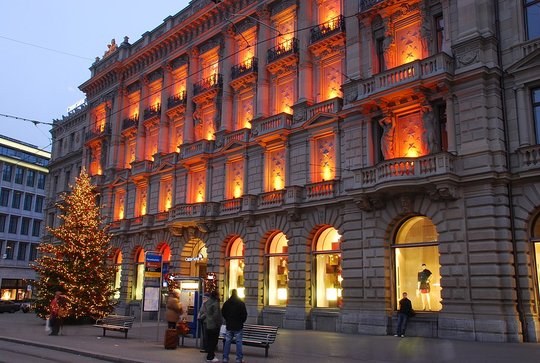 Das nun nicht mehr benötigte Gebäude am Paradeplatz könnte für das nächste Weihnachtsgeschäft vielleicht als ein Provisorium für Manor dienen... (Bild: Wikipedia)