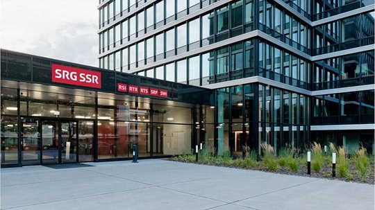 Die Gewerkschaft fordert solidarische Lohnkürzungen beim SRG-Kader...         (Bild: SRG)