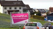 «Wie auf dem Präsentierteller und schon von weit her sichtbar, steht Ihre Werbung an hochfrequentierten Standorten mit bis zu 30'000 Fahrzeugen Tagesverkehrsaufkommen», so bewirbt «Format12» auf seiner Webseite die Plakatstandorte... Bild: © format12.ch