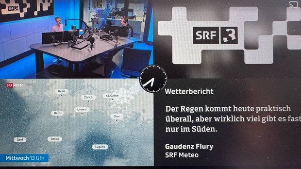 Überbrücken die meteorologische Sendepause: Philippe Gerber (l.) und Marco Thomann gönnen Gaudenz Flury die Erleichterung... (Bild: Screenshot)