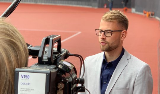 Eschler hat mit einer grossen Fachkompetenz, einem guten Sprachgefühl und seiner starken Wirkung vor der Kamera überzeugt... (Bild: blue Sport)