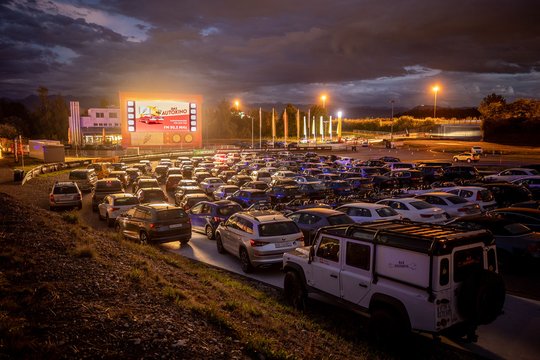 Für das nostalgische Vergnügen werden die Fahrtrainingszentren des Touring Club Schweiz zum Drive-In-Kino umfunktioniert...    (Bild: TCS)