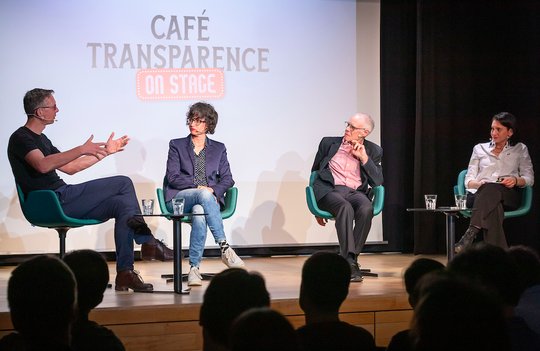 «Teilweise werden Dokumente ungerechtfertigt zurückgehalten»: Politologe Michael Hermann, Journalistin Stefanie Hablützel und alt Bundesrat Moritz Leuenberger on stage... (Bild: zVg)