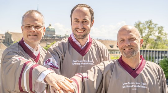 Frank Schlottmann von der msg Group, FDP-Nationarat Christian Wasserfallen, und der designierte Head Coach Remo Tschanz (v.l., Bild: zVg)