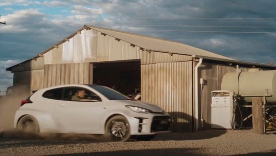 Durchdrehende Räder sind gut für Actionfilme, eignen sich aber weniger für TV-Spots....             (Szenenbild aus dem Toyota-Spot)