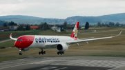 Im Parallelflug aus einem Helikopter gefilmt: Der erste Airbus A350 berührt Schweizer Boden... (Bild: Screenshot Film)