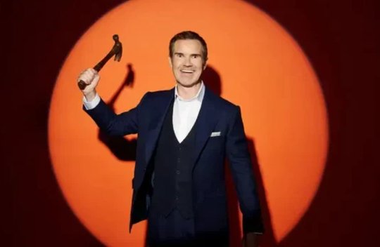 Wenn das Publikum es will, wird TV-Moderator Jimmy Carr ein Hitler-Gemälde zerstören...    (Bild: Channel 4)