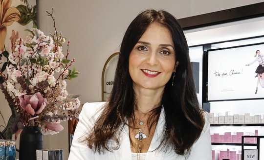 Cristina Donescu-Podzun, Vice President Marketing & CRM Douglas DACH: «Wir freuen uns, länderübergreifende Synergien in DACH zu nutzen...»    (Bild: Carat/zVg)
