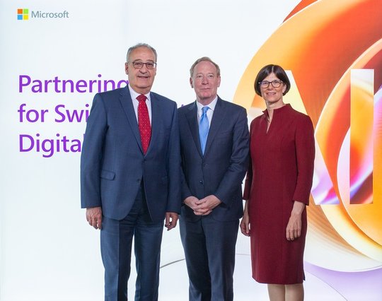 Bundesrat Guy Parmelin, Brad Smith, Vice Chair und President von Microsoft (Mitte), und Catrin Hinkel, CEO von Microsoft Schweiz... (Bild: Microsoft Schweiz/zVg)