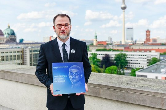 Im Juni nahm Lukáš Diko in Berlin den Pressefreiheitspreis des Medienverbands der freien Presse engegen. Ausgezeichnet wurde das Investigative Center of Ján Kuciak, das Diko leitet...       (Bild zVg)