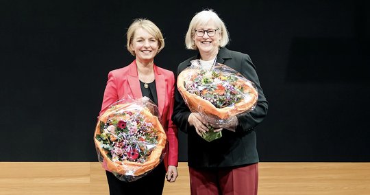Ursula Nold (l.) und Edith Spillmann von der Delegiertenversammlung des Migros-Genossenschafts-Bundes am Samstag bis 30. Juni 2028 wiedergewählt...    (Bild: MGB/zVg)