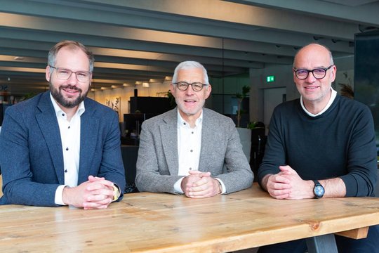 Curdin Mark (Mitte) will sein Geschäft an Jüngere übergeben: Leiter Public Affairs Severin Geisseler (links) und Geschäftsführer Armin Spescha von communicaziun.ch... (Bild: zVg)