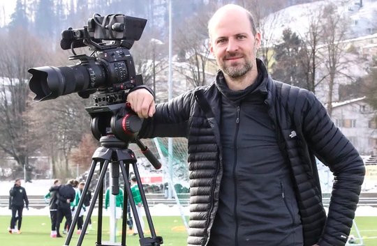 Am Spielfeldrand im Ehrenamt: Roman Loeffel dreht, schneidet und produziert ehrenamtlich für den Challenge-League-Club SC Kriens. (Bild zVg)