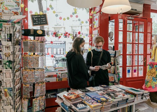 Jugendliche in einer Pariser Buchhandlung interessieren sich vor allem für Mangas. Diese locken immerhin täglich ein paar Teenager in den Laden…         (Bild: New York Times)