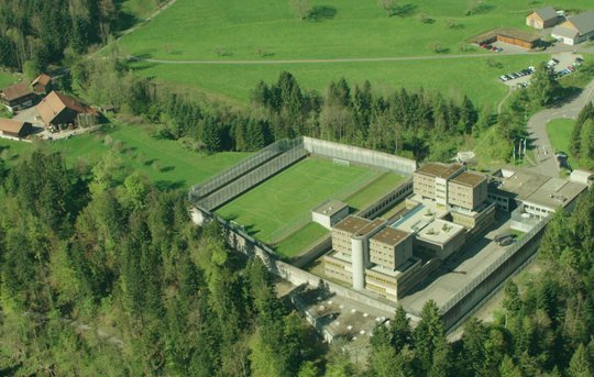 Die Justizvollzugsanstalt Bostadel im Kanton Zug: Von hier aus belästigte Fabrice A. per Telefon eine Verkäuferin. (Bild © zg.ch)