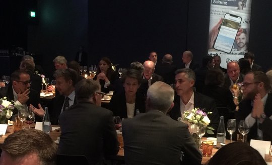 Bundesrätin Simonetta Sommaruga hält Hof am Swiss Media Forum im KKL: Peter Wanner sitzt ihr gegenüber mit Marco Boselli. Gilles Marchand und Hanspeter Kellermüller links von ihr im intensiven Gespräch. Rechts Felix Graf und Michael Wanner (©Klein Report)