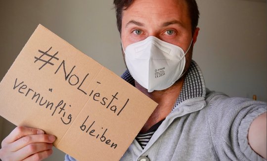 «Für frühe und wirksame Massnahmen. Für Masken. Gegen weitere Wellen. Gegen die Rücksichtslosigkeit von Liestal», so Nils Althaus auf Twitter... (Bild © Nils Althaus/Twitter)