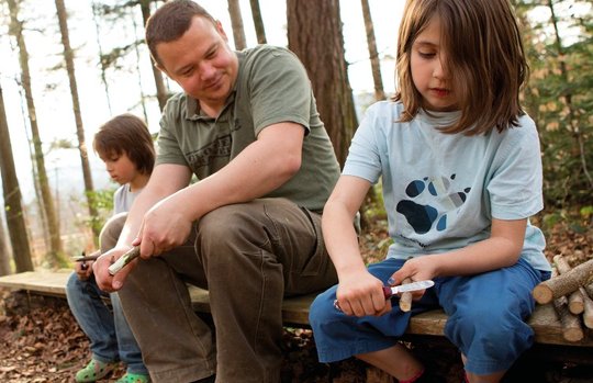 Ab in die Büsche mit Vicotrinox: Die Kinder lernen Schnitzen, Bogenschiessen und Feuermachen... (Bild: zVg)