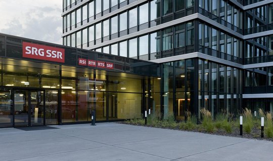 Eine noch hängige Motion beinhaltet Sprengstoff, der gerade in der Finanzierungsdebatte der SRG eine Rolle spielen könnte…                (Bild: SRG)