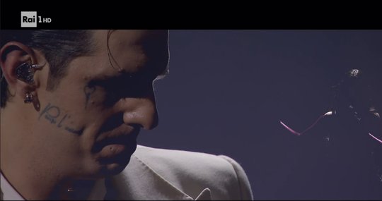 Achille Lauro und Sopranistin Valentina Gargano singen in Sanremo im Gedenken der Opfer von Crans Montana...  (Bild: Screenshot raiplay.it)