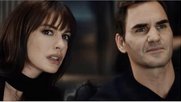 Im Werbefilm von Schweiz Tourismus spielen Anne Hathaway und Roger Federer die Hauptrollen. Sie wundern sich bei der Abnahme, wieso sie im Spot nur kurz zu sehen sind. Aber: Die echte Hauptrolle spielt die Schweizer Landschaft...