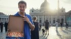 «Die umstrittenste Pizza der Welt durchschreitet die Heilige Pforte und wird von allen Sünden freigesprochen»  (Bild: Domino's/zVg)