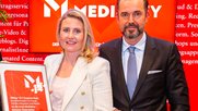 Symbolisches Tamtam: APA-Chef Clemens Pig überreicht der österreichichen Medienministerin Susanne Raab ein «Zertifikat» als erste Userin. (Bild zVg)