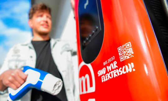 Raiffeisen stellt die Parkplätze, Mobility die E-Autos und die Ladestation. (Bild © Mobility)