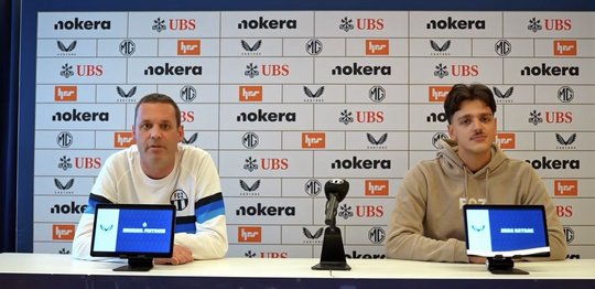 Michael Fritschi (l.) und Arda Bayrak moderieren den neuen «FCZ Podcast»…   (Bild: Screenshot Youtube-Kanal von FC Zürich)