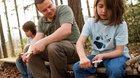 Ab in die Büsche mit Vicotrinox: Die Kinder lernen Schnitzen, Bogenschiessen und Feuermachen... (Bild: zVg)