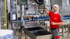 Ein Mitarbeiter an der Abfüllanlage von «Rivella Blau Zero Zucker» in der Fabrik in Rothrist... (Bild: zVg)