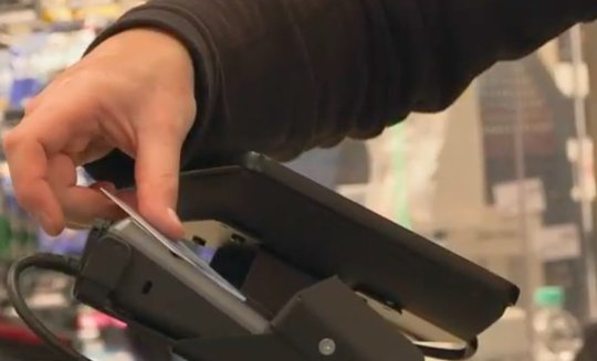 Beim Bezahlen mit Visa-Karte sind vom Ladenbesitzer neu nur noch 0,15 Prozent Gebühren zu berappen... (Bild: Screenshot Youtube)
