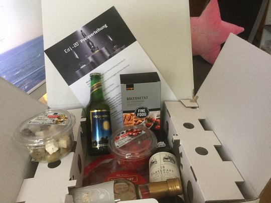 So lässt sich eine virtuelle Party schmecken: die Apéro-Box der Swissfilm Association....     (Foto: Klein Report)