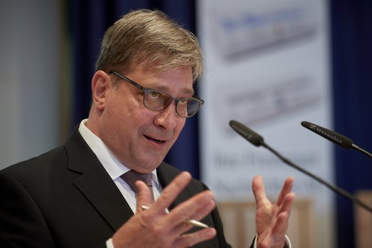 «Als Präsidiumsmitglied im Verband Schweizer Medien war er mit seinem hartnäckigen Einsatz für die Interessen der kleinen und mittleren Verlagsunternehmen eine wichtige Stimme und eine bekannte Persönlichkeit…»  (Bild: Gilbert Bühler an der GV 2019, © FN)