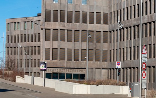 Hinter dieser Fassade in Muttenz begann der Prozess am Montag mit einem Paukenschlag: «Wo ist die Fifa?», fragt Platinis Anwalt Dominic Nellen... (Bild: Wikipedia)