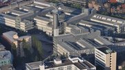 Eine «kämpferische Mittagspause» ist angesagt vor dem Verlagsgebäude Gruner+Jahr in Hamburg...     (Bild: Wikimedia)