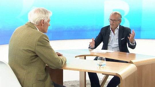 Moderator Bornhäusser (r.) lässt Ueli Vischer kaum zu Wort kommen....    (Bild: Telebasel)