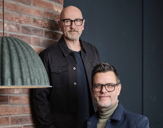 Mediatonic-Gründer Chris Fluckiger (l.) übergibt per 1. Juni 2026 den CEO-Posten an Christian-Kumar Meier...    (Bild: Mediatonic, Karine Bauzin/zVg)