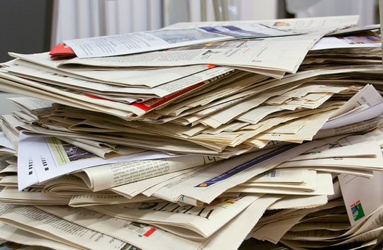 Auslaufmodell Papierzeitung: Weniger dramatisch schätzen die Medienschaffenden die Perspektiven für TV und vor allem Radio ein. (Bild Wikipedia)