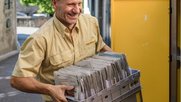 Auf der Webseite der Post werden die Zusteller noch gut gelaunt dargestellt...           (Bild: Webseite Post) 