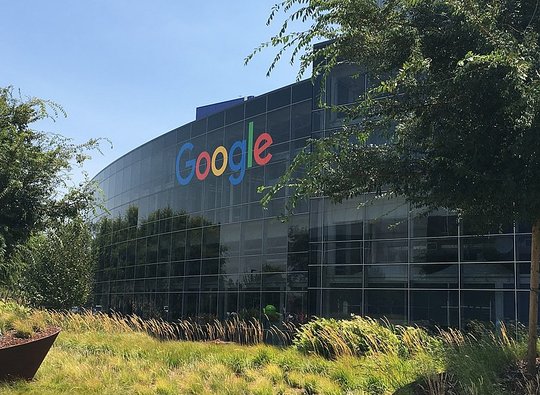 Das Google-Hauptquartier im kalifornischen Mountain View wird bis Jahresende nicht im Normalbetrieb laufen (Bild: WikiPancake, CC).)