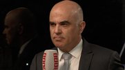 Alain Bersets ehemaliger Kommunikationschef ist immer noch unter Druck, obwohl nun auch das Finanzdepartement die Masse der herausgegebenen Emails moniert. (Bild Screenshot SRF)