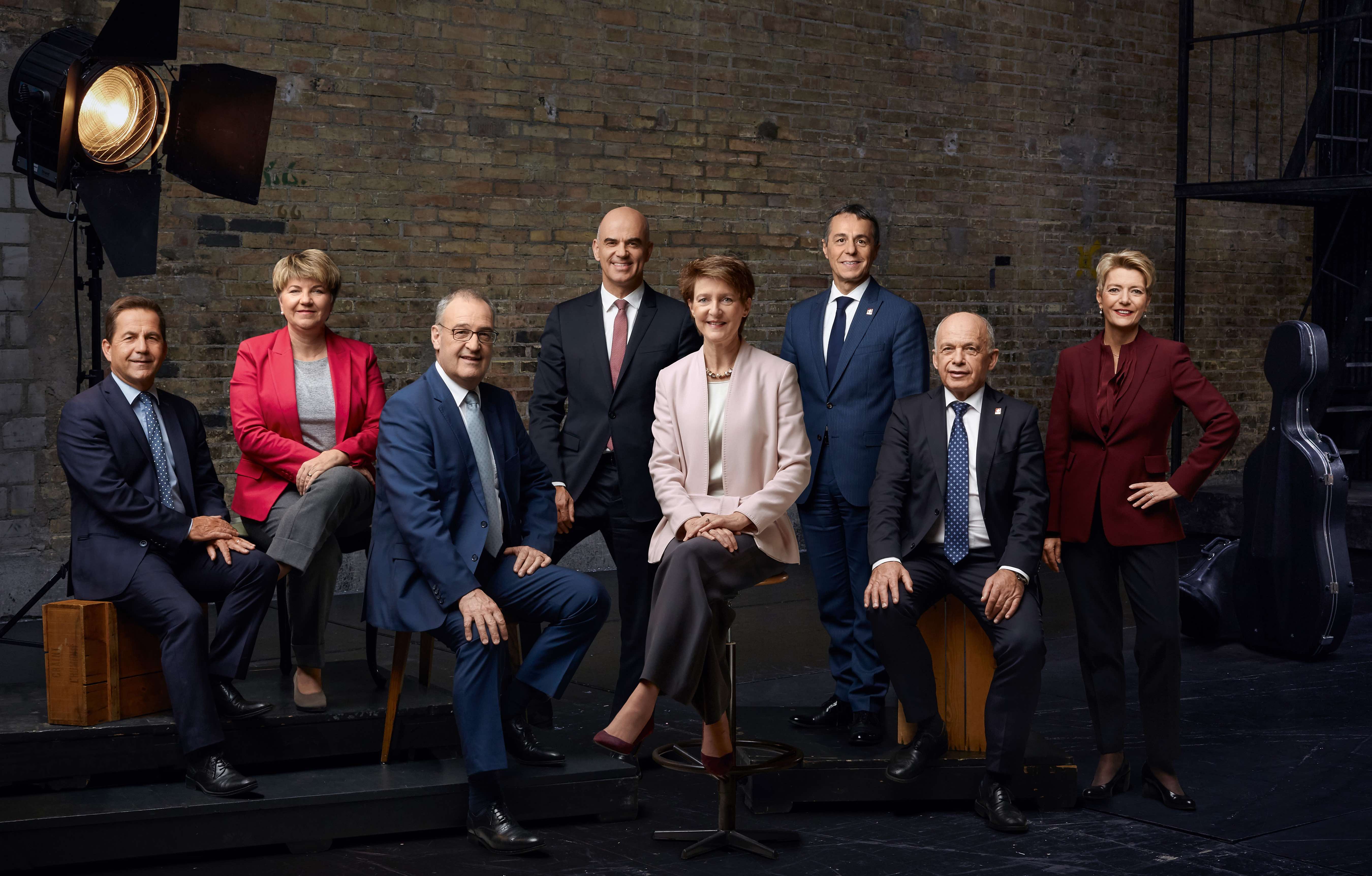 Neues Regierungsfoto inszeniert Bundesräte als Konzert-Ensemble ...
